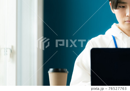 パソコンに向かうプログラマー 76527763