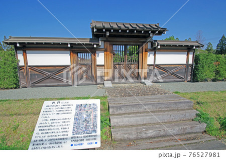 山口市にある大内氏館跡の復元整備された西門 山口市にある大内氏館跡の復元整備された西門 76527981