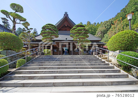 山口市の人気観光スポット瑠璃光寺の本堂の写真素材