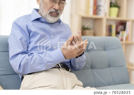手のこわばりがきになるシニア男性　ボディパーツ　パーツカット 76528035