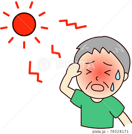 暑さで汗をかき熱中症になりそうな高齢の男性 76528171