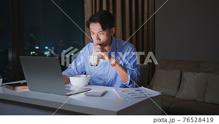 businessman overtime work at home businessman overtime work at home 76528419