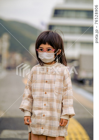落ち込む女の子 76528906