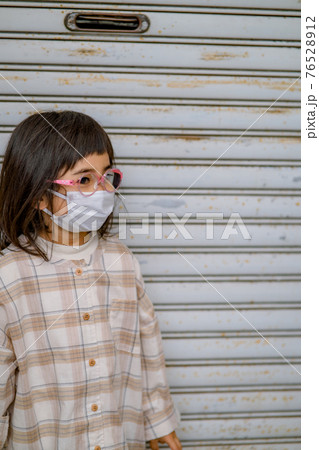 落ち込む女の子 落ち込む女の子 76528912