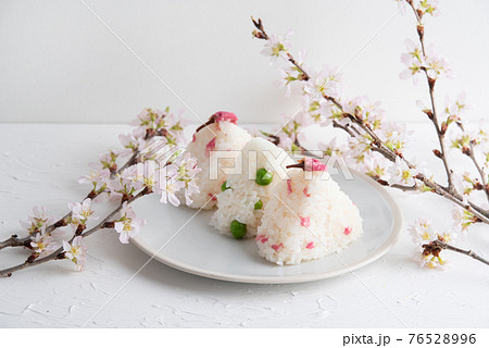 桜の塩漬けとグリーンピースの春のおにぎり 桜の塩漬けとグリーンピースの春のおにぎり 76528996