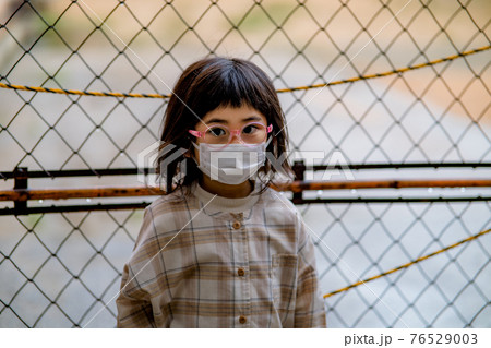 落ち込む女の子 落ち込む女の子 76529003