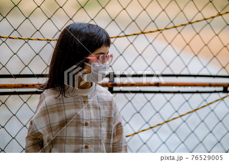 落ち込む女の子 76529005