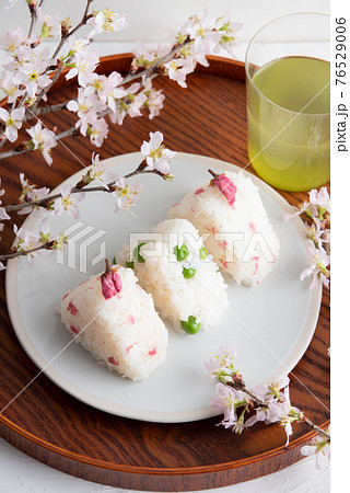 桜の塩漬けとグリーンピースの春のおにぎり 76529006