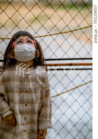 落ち込む女の子 76529007