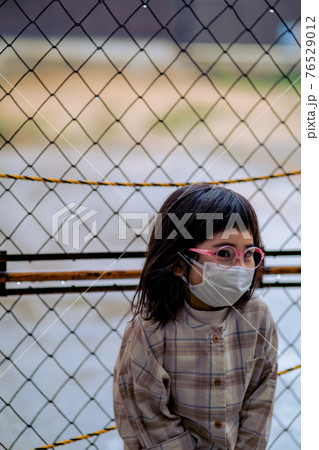 落ち込む女の子 落ち込む女の子 76529012