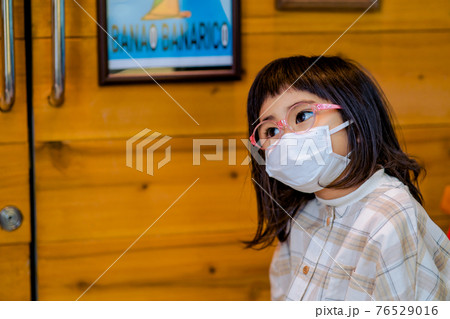 落ち込む女の子 76529016