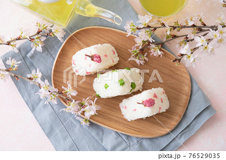 桜の塩漬けとグリーンピースの春のおにぎり 桜の塩漬けとグリーンピースの春のおにぎり 76529035