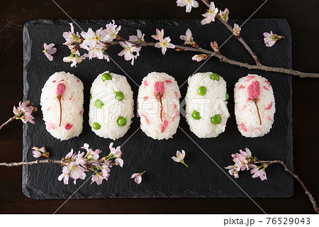 桜の塩漬けとグリーンピースの春のおにぎり 76529043
