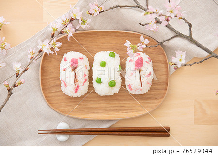桜の塩漬けとグリーンピースの春のおにぎり 76529044