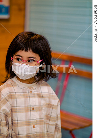 落ち込む女の子 落ち込む女の子 76529068