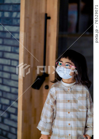 落ち込む女の子 落ち込む女の子 76529071