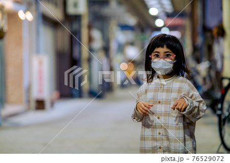 落ち込む女の子 76529072