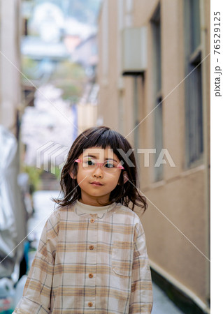 落ち込む女の子 76529125