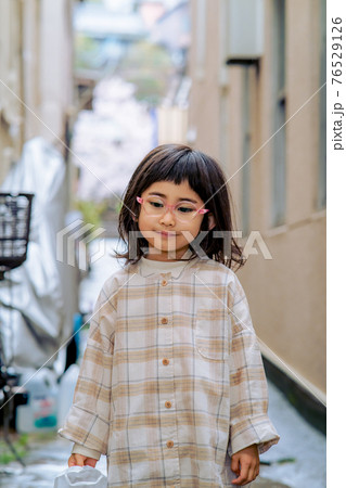 落ち込む女の子 76529126