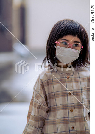 落ち込む女の子 76529129