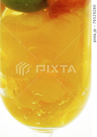 シャンパングラスに入ったフルーツ 76529260