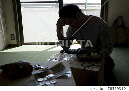 部屋で弁当を食べる男性 部屋で弁当を食べる男性 76529310