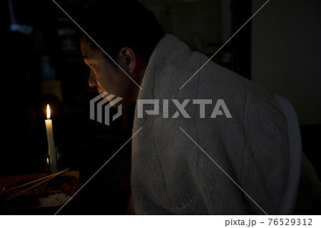 停電と男性 停電と男性 76529312
