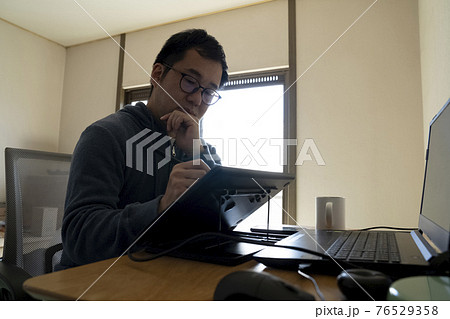 ペンタブでイラストを描く男性 ペンタブでイラストを描く男性 76529358