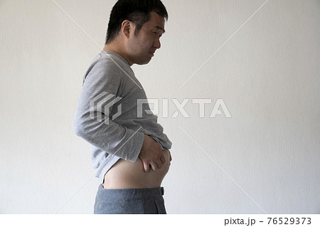 メタボの男性 76529373