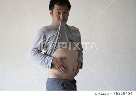 メタボの男性 76529454