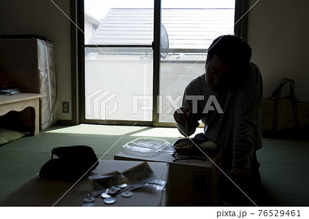 部屋で弁当を食べる男性 部屋で弁当を食べる男性 76529461