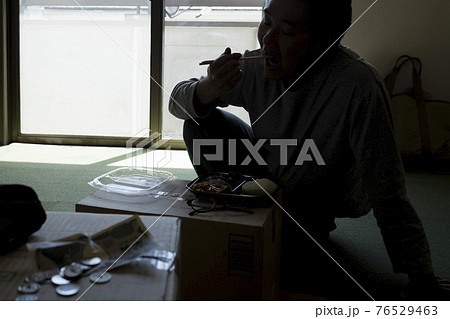 部屋で弁当を食べる男性 部屋で弁当を食べる男性 76529463