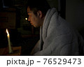 ろうそくを消す男性 76529473