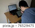 ペンタブでイラストを描く男性 76529475