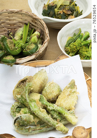 春の山菜の天ぷらと小鉢 76529654
