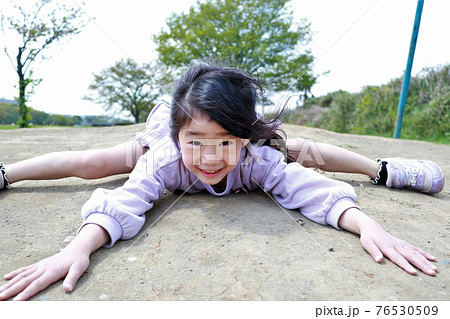 公園で這いつくばる女の子の写真素材 [76530509] - PIXTA