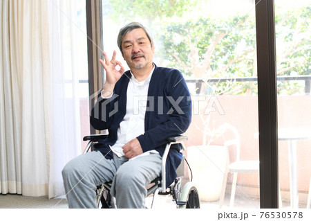 OKポーズをする車椅子に乗る笑顔のシニア男性 OKポーズをする車椅子に乗る笑顔のシニア男性 76530578