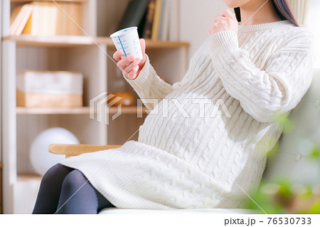 検尿カップ　妊婦　持参尿　考える　疑問　不安　心配　 76530733