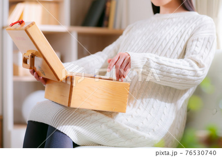 救急箱に手を入れる妊婦 救急箱に手を入れる妊婦 76530740