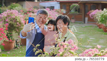 grandparents have video chat 76530779