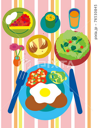 テーブルの上に乗ったサラダ、スープ、パン、ハンバーグステーキ、オレンジジュース、タルトと花 76530845