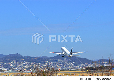大阪国際空港　JAL　飛行機　離陸 76530962