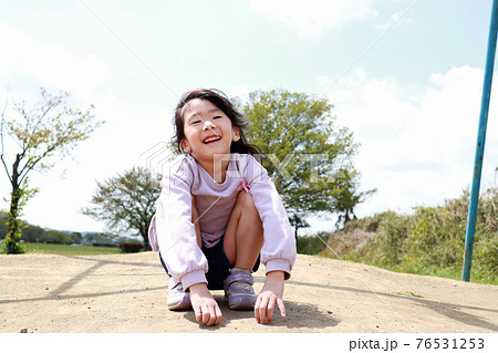 公園で笑い転げる女の子 76531253