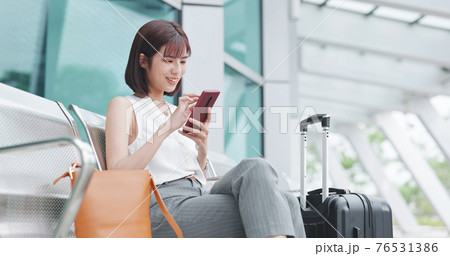 businesswoman use smart phone businesswoman use smart phone 76531386