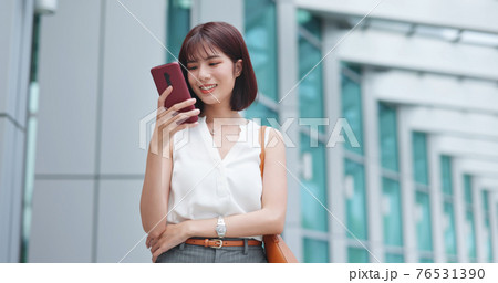 businesswoman use smart phone businesswoman use smart phone 76531390