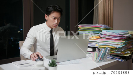 businessman overtime work in office 76531393