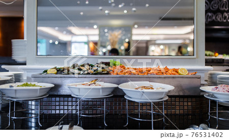 Fresh green mussel and shrimps in seafood on ice buffet bar 76531402