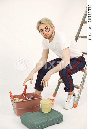 The handsome man repairs the room The handsome man repairs the room 76532539