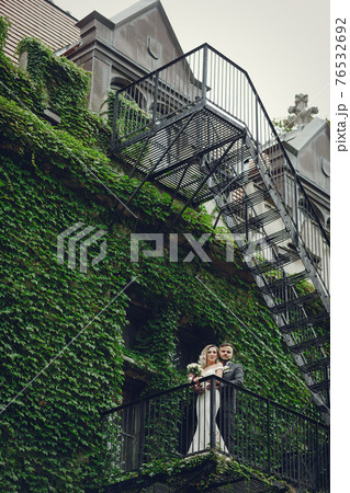 wedding couple walking in the park near the university in chicago wedding couple walking in the park near the university in chicago 76532692