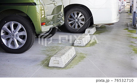 駐車場の風景＜03＞（車止めまで下がらない車両の駐車マナー） 76532710